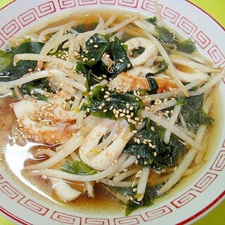 竹輪ともやしワカメの醤油ラーメン